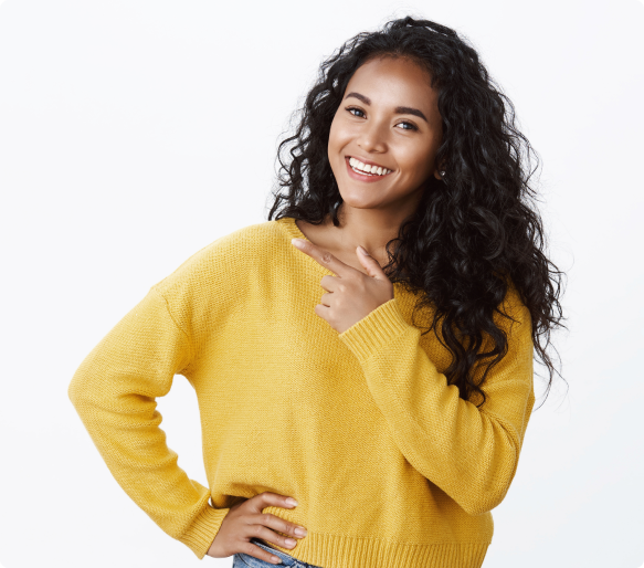 Mulher segurando cartão de crédito